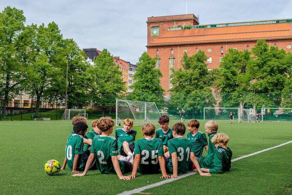 SAPA:n pelaajat Haapaniemen kentällä