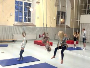 SAPA Liikuntakerhossa eli liikkarissa temppuillaan